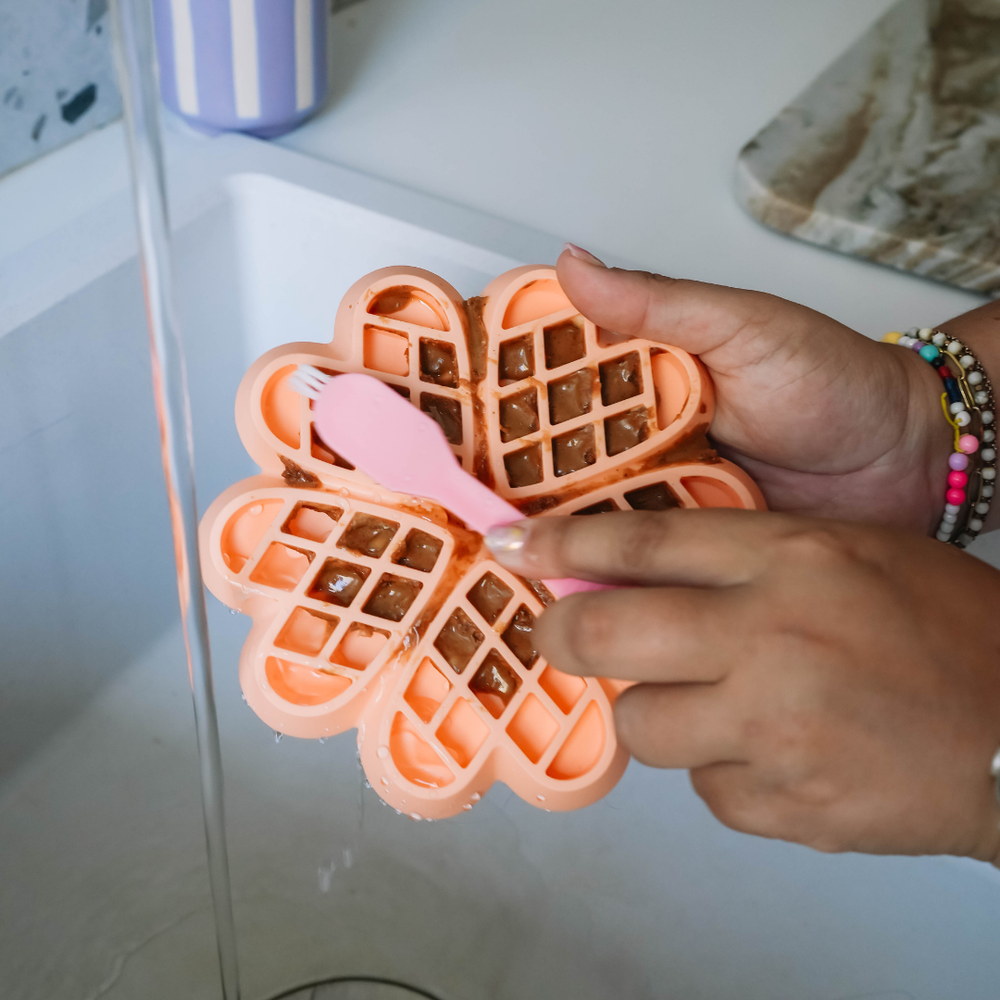 Escova LickMat Babelle - Em uso limpando LickMat - Mini escova no topo para espaços difíceis
