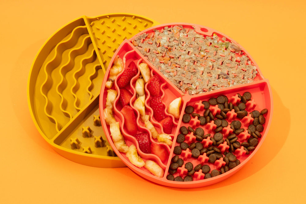 LickMat Adventure Mostarda - Em uso com guloseimas - Detalhe do padrão intricado para estimulação mental
