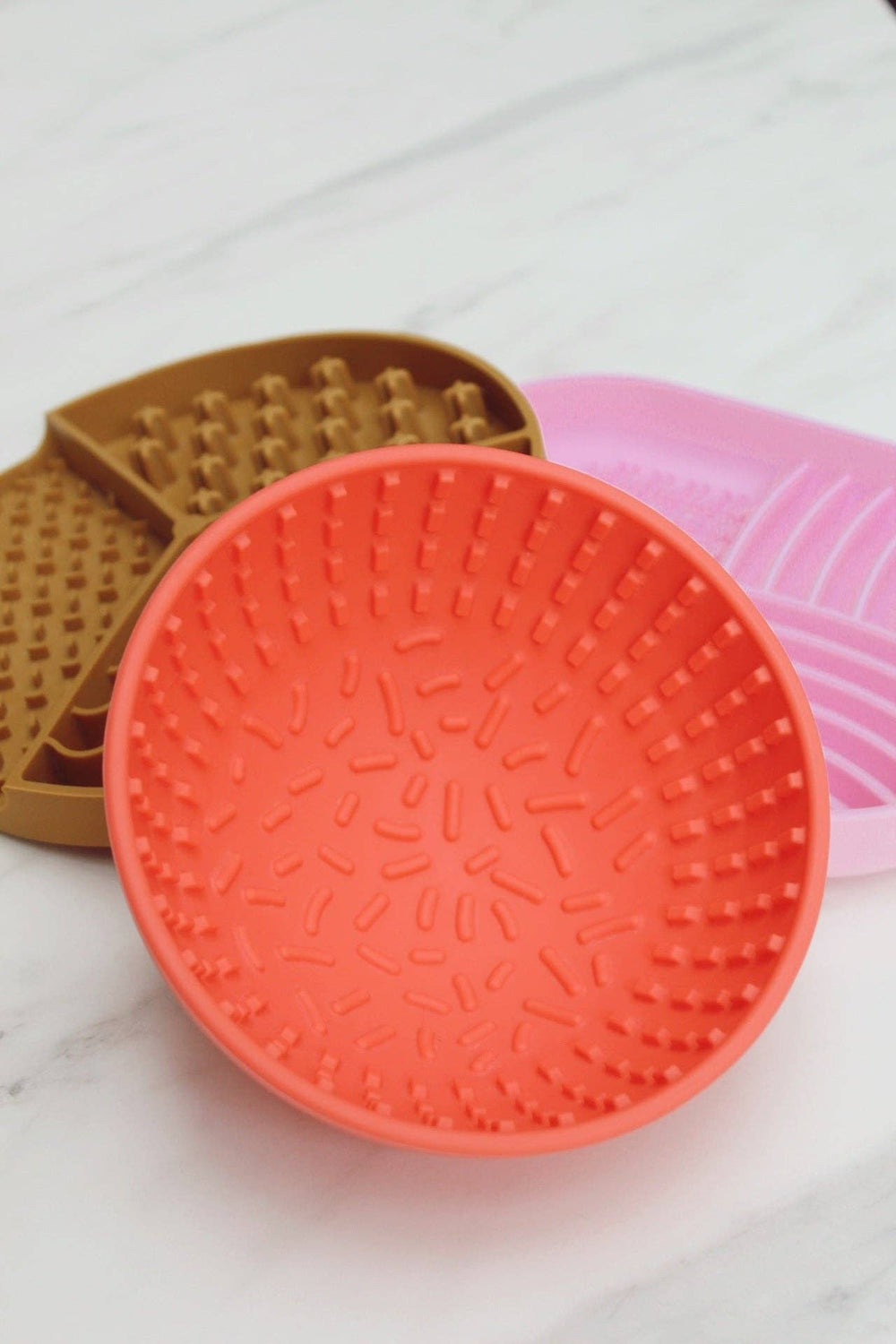 LickMat Wiggler Coral - Vista lateral mostrando profundidade e design - Silicone alimentar BPA-free
