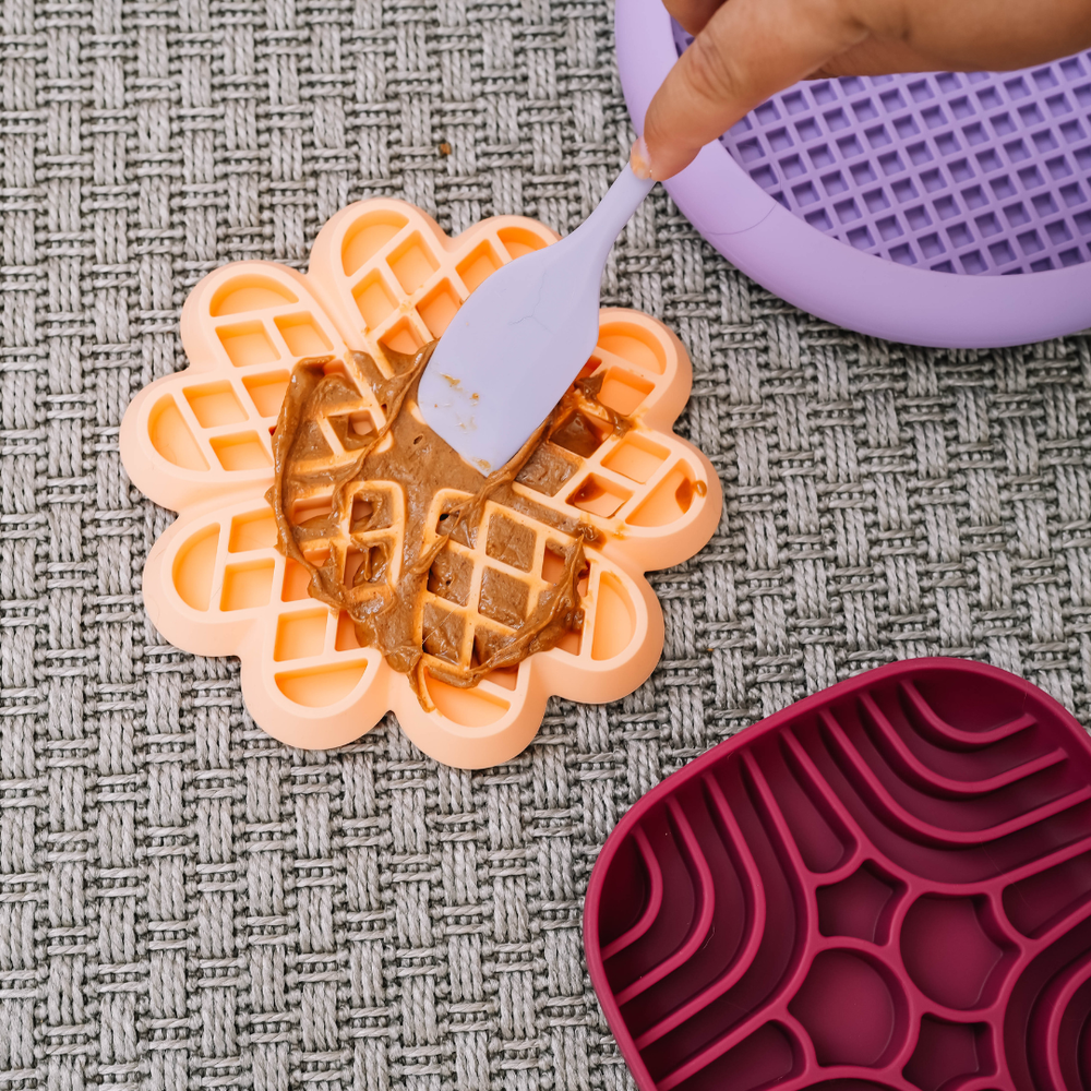 Espátula LickMat Babelle - Em uso com vários LickMats - Silicone alimentar para espalhar guloseimas
