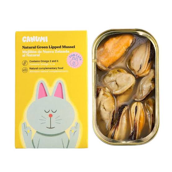 Gato a comer mexilhão de lábio verde Canumi como topper da ração
