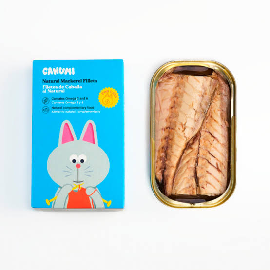 Gato a comer filetes de cavala Canumi como topper da ração

